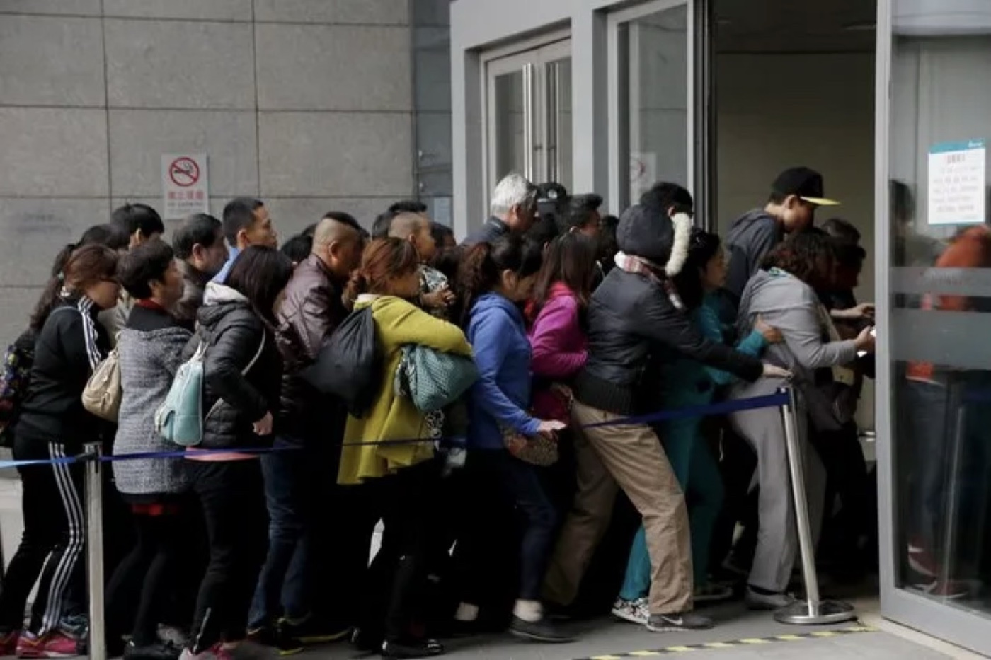 Crowd entering a metropolitan hospital